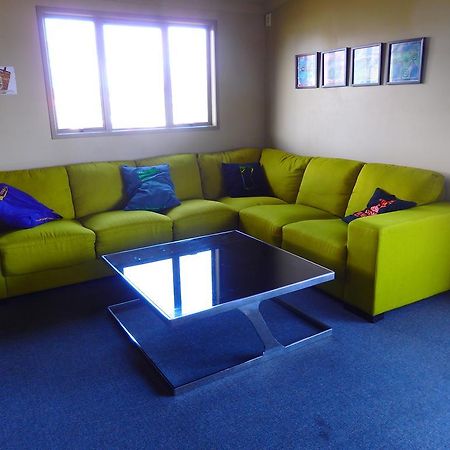Tiki Lodge Backpackers Таупо Экстерьер фото