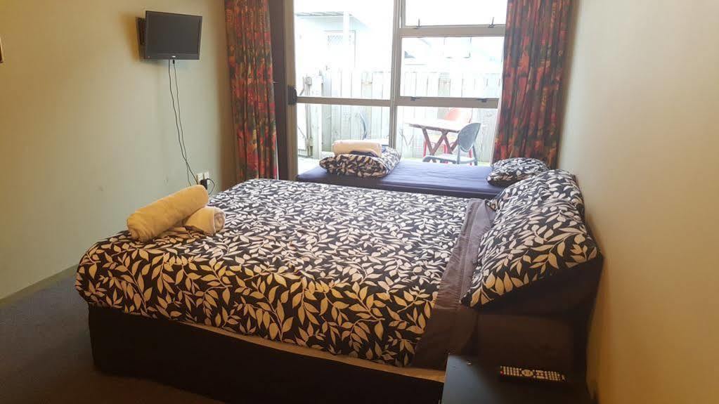 Tiki Lodge Backpackers Таупо Экстерьер фото