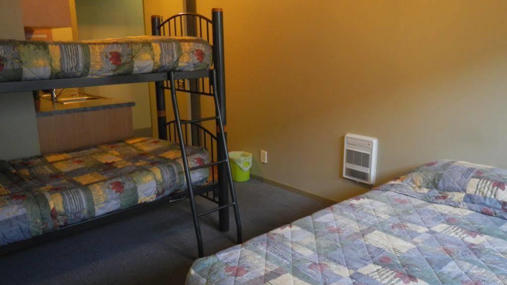 Tiki Lodge Backpackers Таупо Экстерьер фото