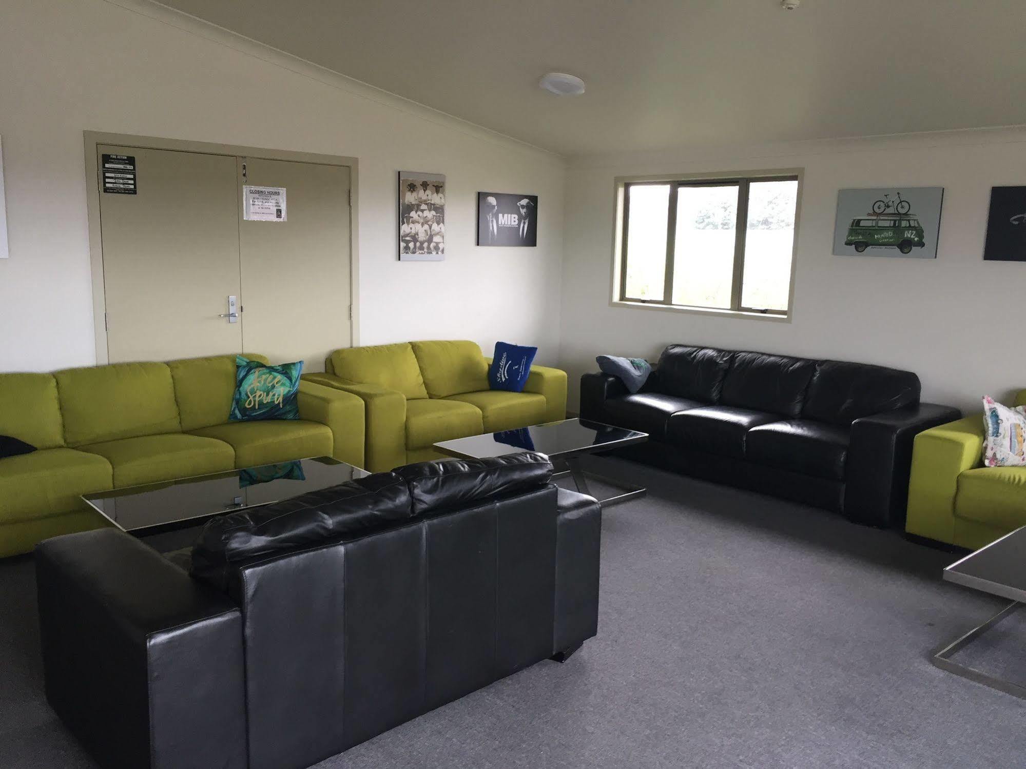 Tiki Lodge Backpackers Таупо Экстерьер фото