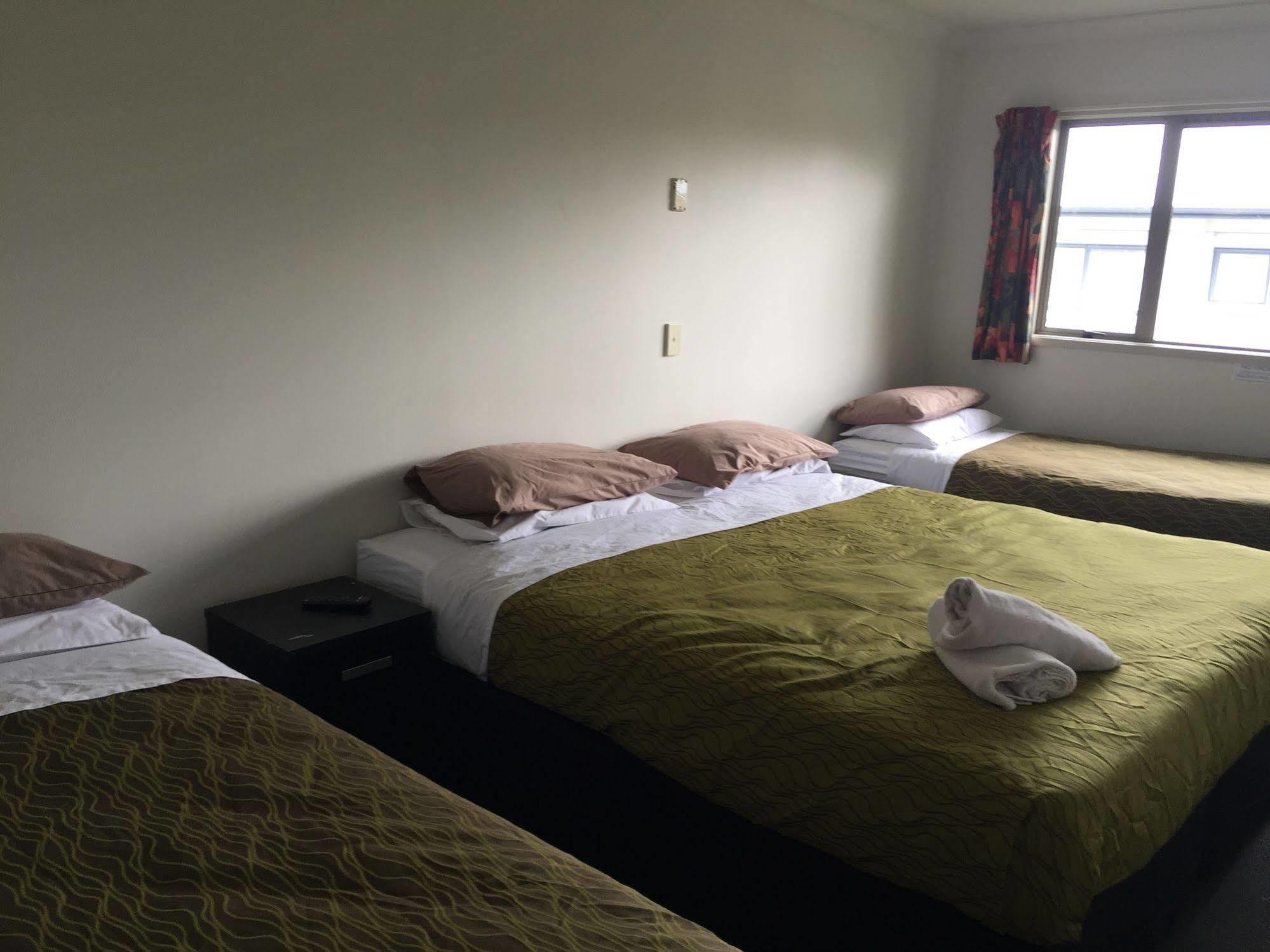 Tiki Lodge Backpackers Таупо Экстерьер фото