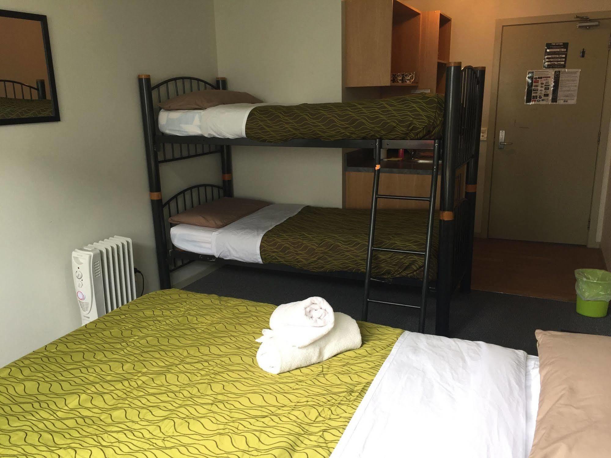 Tiki Lodge Backpackers Таупо Экстерьер фото