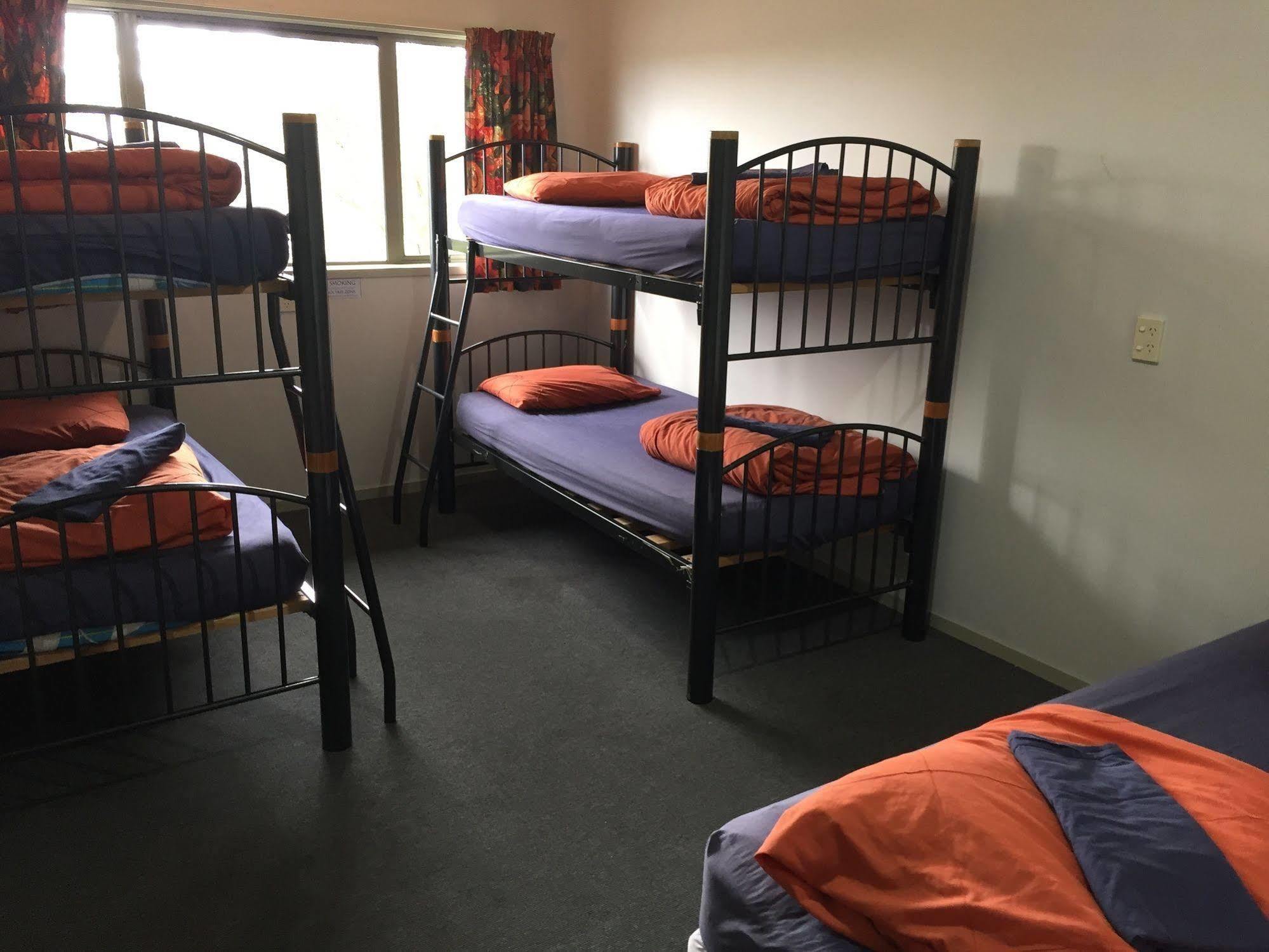 Tiki Lodge Backpackers Таупо Экстерьер фото