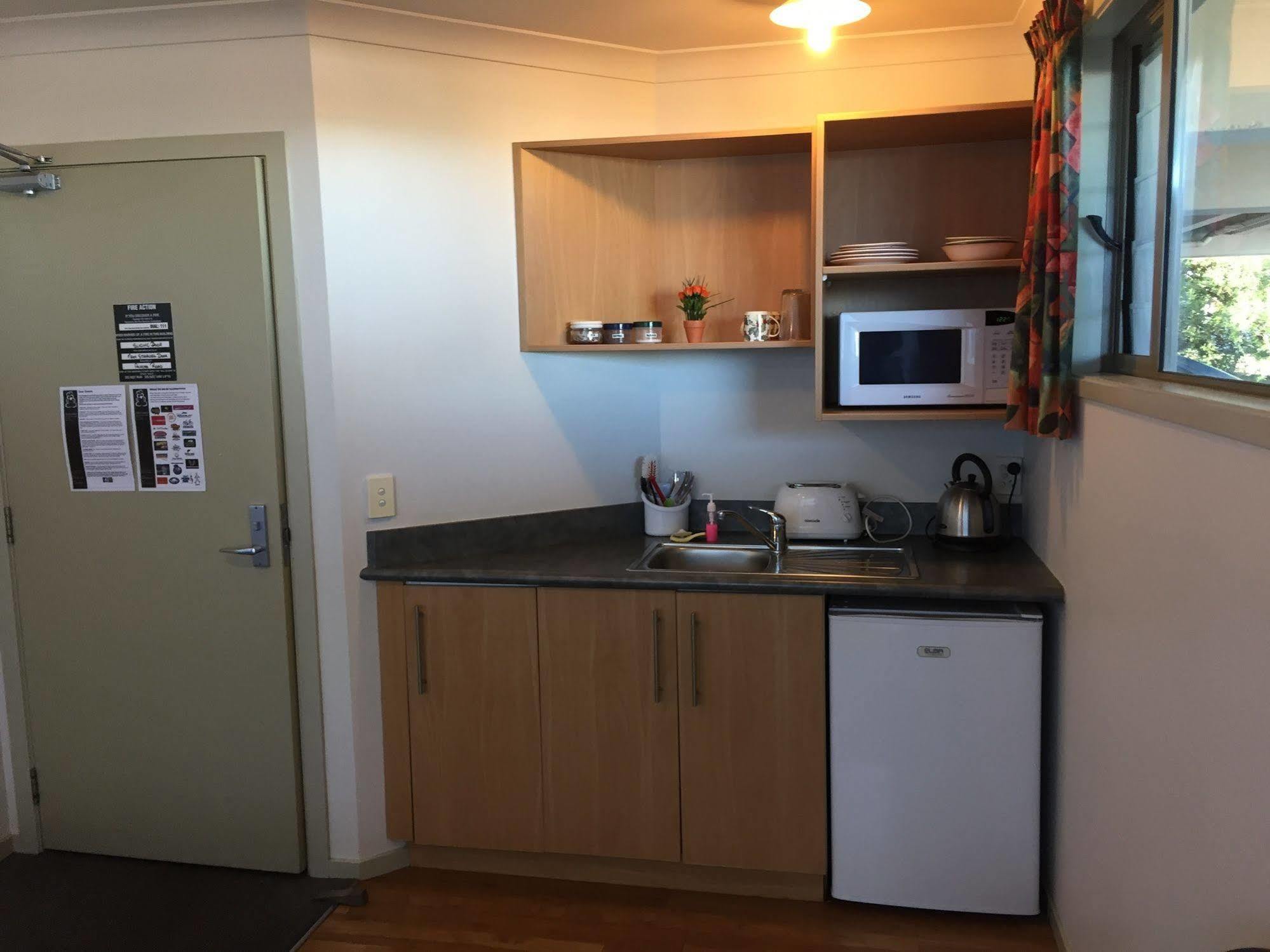 Tiki Lodge Backpackers Таупо Экстерьер фото