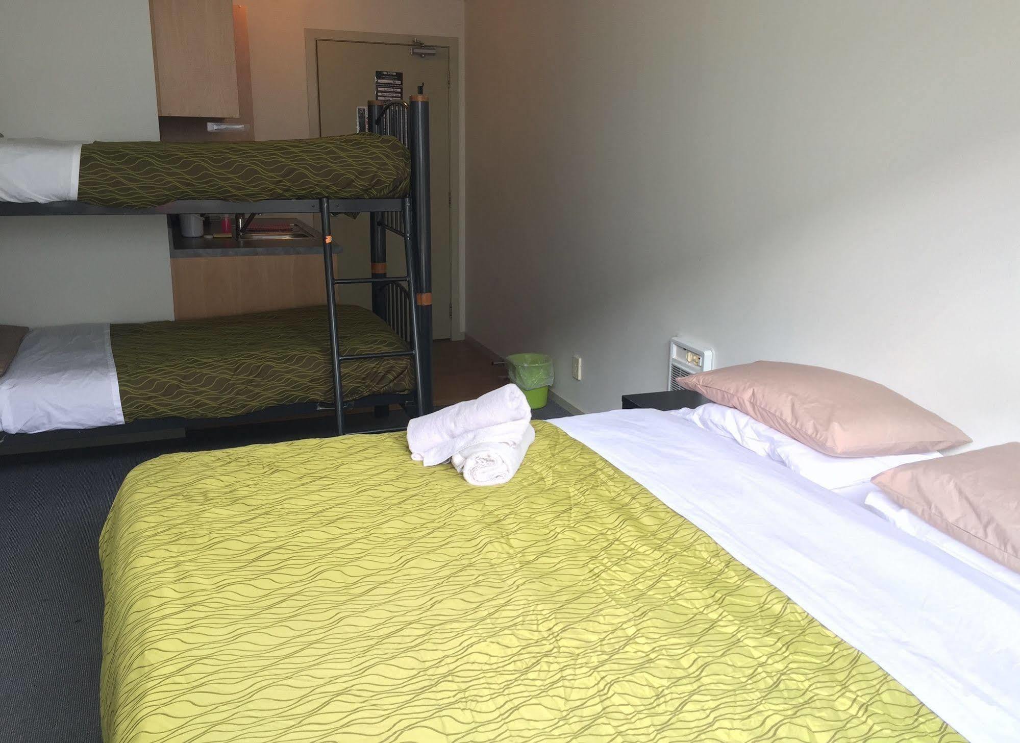 Tiki Lodge Backpackers Таупо Экстерьер фото
